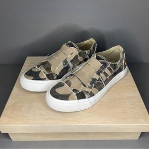 Blowfish Women Size 6 Distressed Camo Slip On